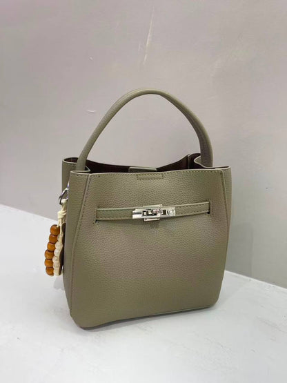 Hermes 
120 dhs✅
size 22 cm

Zain161
♥️♥️♥️