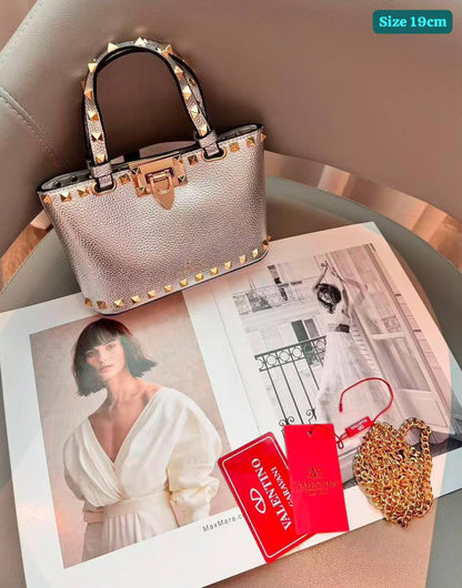 Valentino
Good quality 
with box 
120 dhs✅

Zain186
♥️♥️♥️