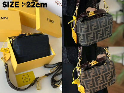 Fendi
90 dhs❣️
SIZE：22cm

Good-quality 

with box🎁🎁🎁

Zain35
♥️♥️♥️