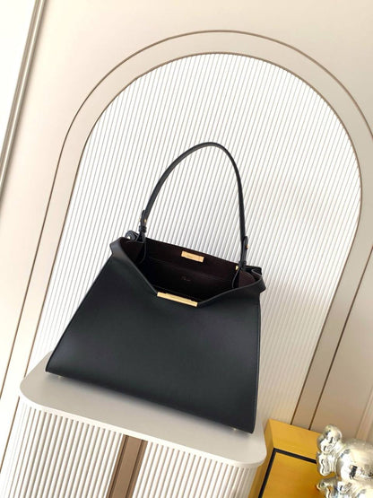 Fendi Picabo 
Super Master
Size : 33 cm
For Price 👇 WhatsApp✅
0568585901 
0507557372
0552275751 Owner Zain 👌

Zain315
♥️♥️♥️