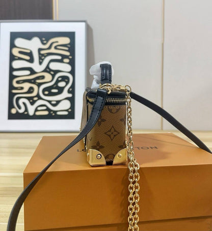 LV 
COPY ONE NEW CAME WITH BOX 
210 dhs🇦🇪🇦🇪

Zain295
♥️♥️♥️