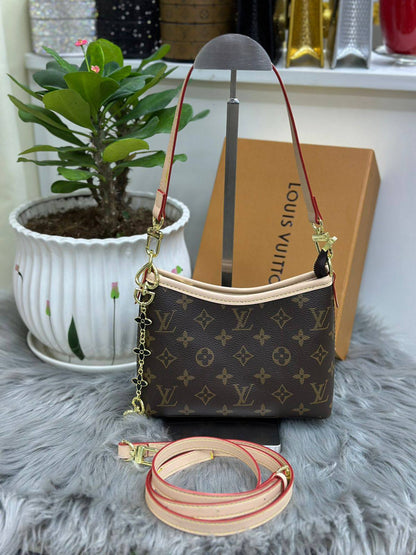 LV
SIZE  ……… 20CM🥰

90 dhs🪙🌨️

with BOX
🎁🎁🎁

Zain244
♥️♥️♥️