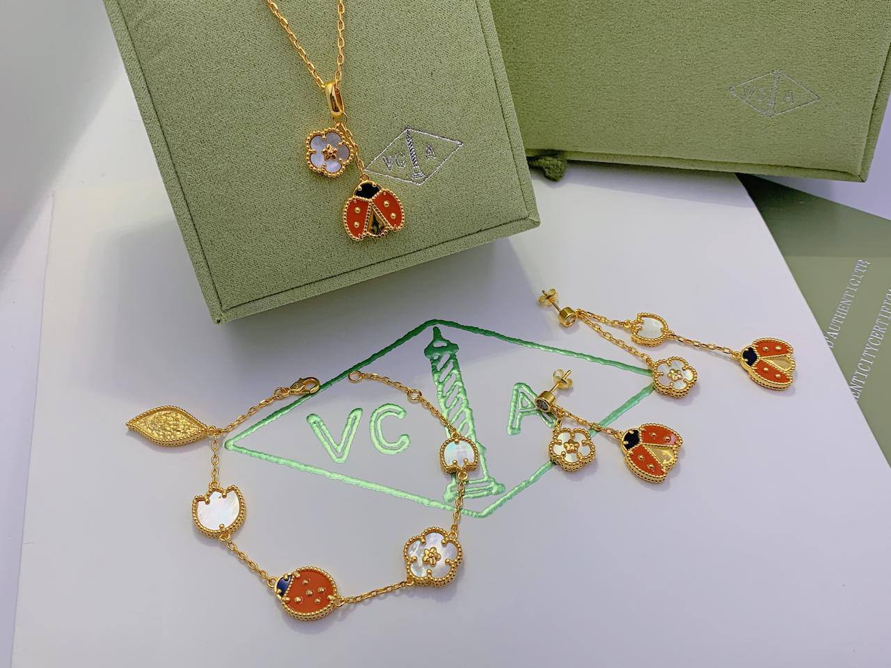 VCA SET 
NECKLACE 
BRACELET 
EARRINGS
140 DHS✅
WITH BOX AND PAPER BAG🛍️🎁

Zain89
♥️♥️♥️