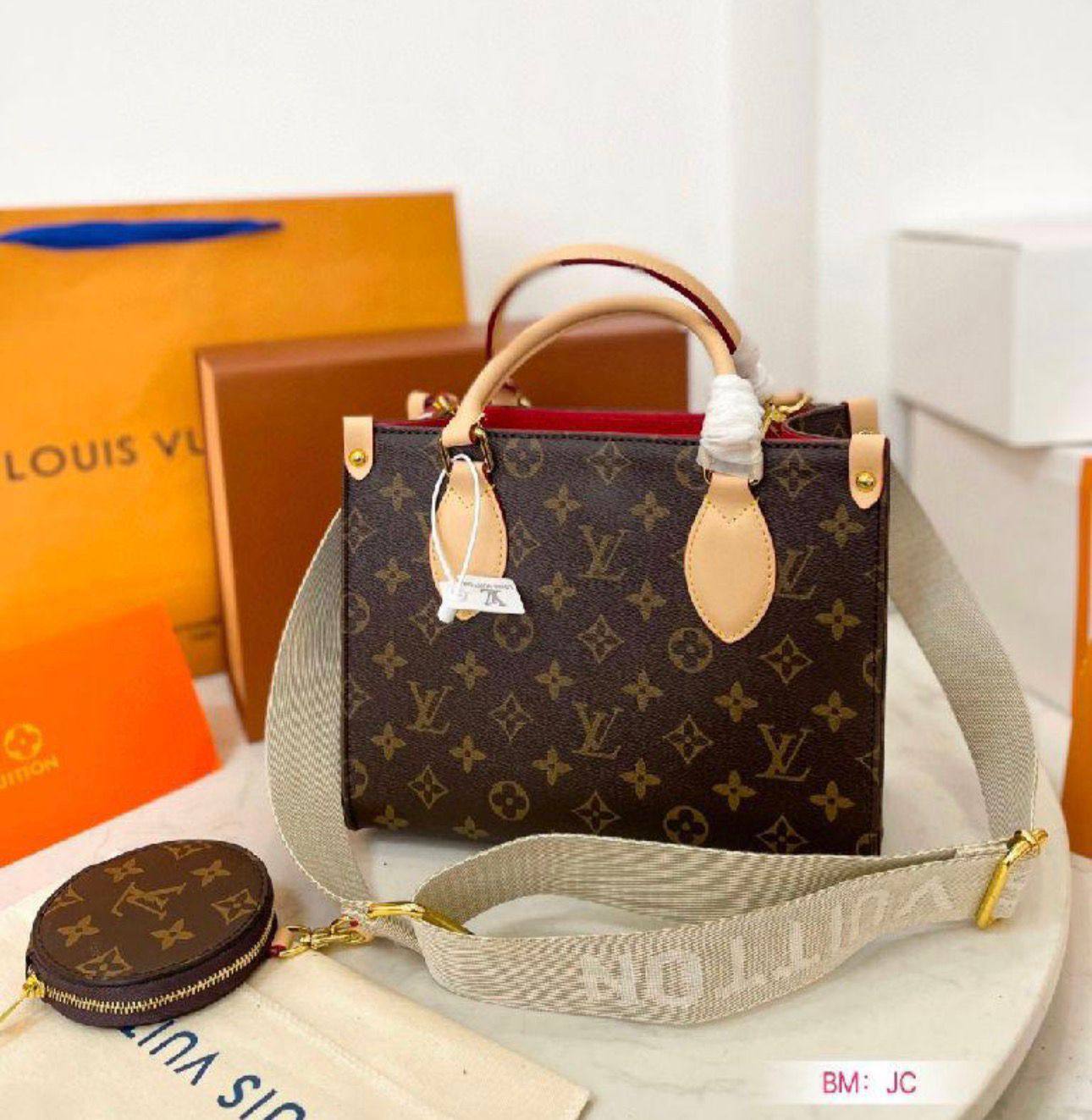 LV

with box 
🎁🎁🎁

120 dhs🪙🌨️

Zain177
♥️♥️♥️