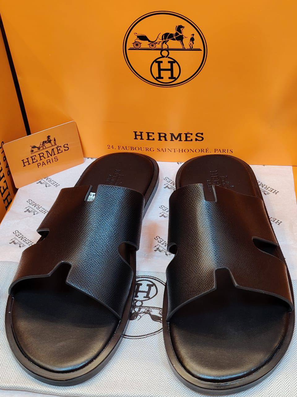 Hermes Slipper For Men, 
New Arrived 
Size 40 To 45
105 dhs🪙💕

Zain120
♥️♥️♥️