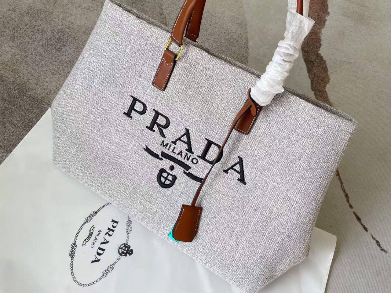 Prada
Chloe

110 dhs 
With box

Zain143

♥️♥️♥️
