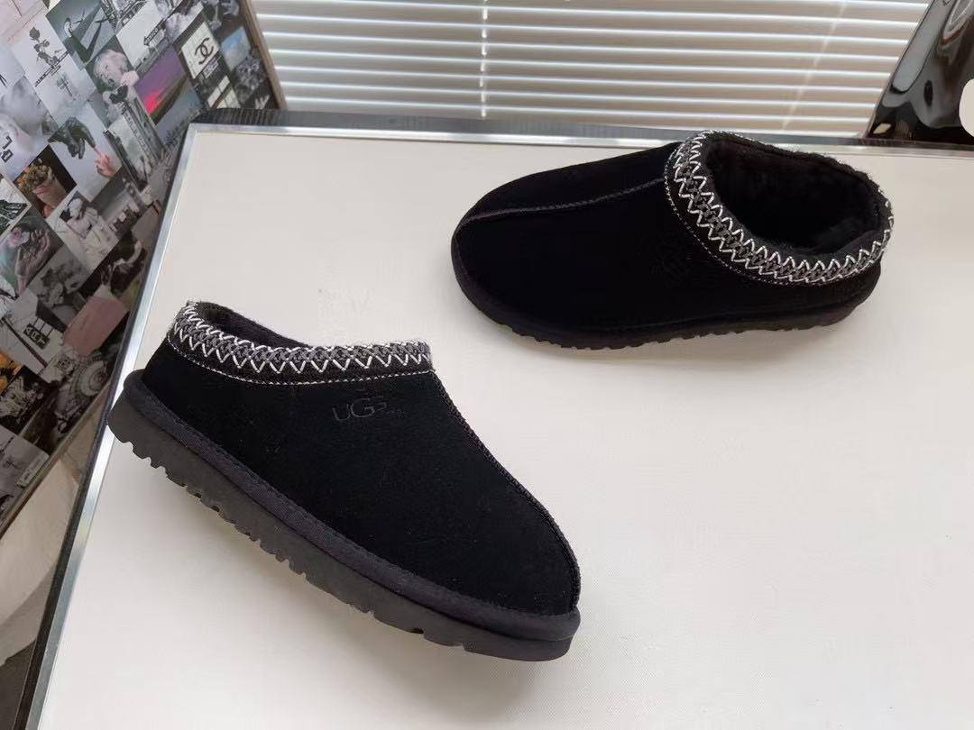 UGG
size 36-42 
115 dhs❣️

Zain132
♥️♥️♥️