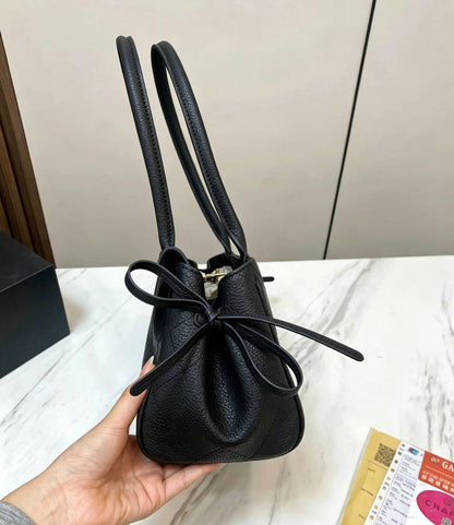 CHANEL 

NEW CAME 
MEDUIM SIZE 

GOOD QUALITY 
120 dhs🇦🇪🇦🇪

Zain39
♥️♥️♥️