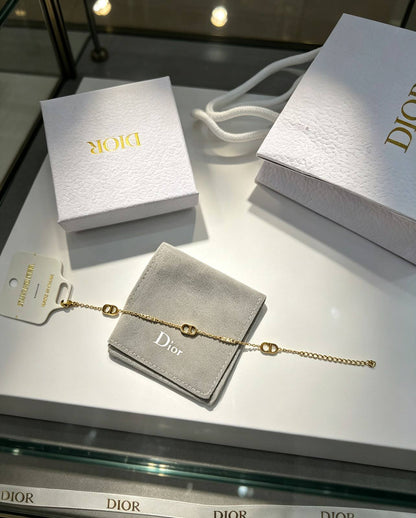 Stainless steel 💥 Non tarnish 💯 Bracelet 🍁

 With black boxes 🗃️

 20 dhs🇦🇪🇦🇪

 With normal boxes 📦 And paper bag🛍️ 

30 dhs🇦🇪🇦🇪

Zain216
♥️♥️♥️