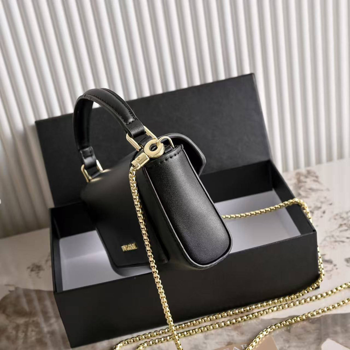 Bvlgari 
100 dhs🇦🇪🇦🇪

with box
size 19×5×9cm

Zain42
♥️♥️♥️