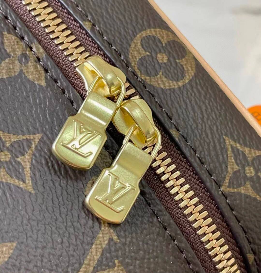 LOUIS VUITTON 

MAKEUP BOX 

NEW CAME 

GOOD QUALITY 

WITH BOX 

MEDUIM SIZE 95 DHS…..
SMALL SIZE  90DHS……
Zain295
♥️♥️♥️
