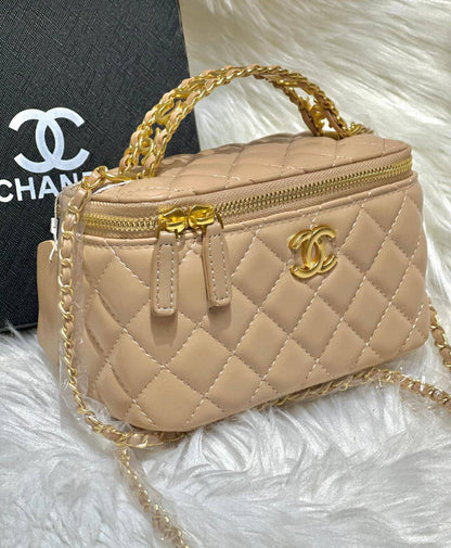 Chanel

New Chanel cosmetic bag, good quality, 

with mirror, box, 
🎁🎁🎁

size 18* 11 cm 
105 dhs🪙🌨️

Zain12
♥️♥️♥️