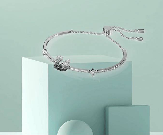 SWAROVSKI 
Bracelet 😍
Master quality 💯
With normal boxes 🗃️ 
60 dhs✅

With master box 📦 
95 dhs✅

Zain216
♥️♥️♥️