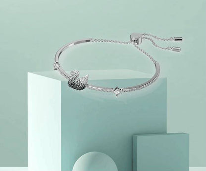 SWAROVSKI 
Bracelet 😍
Master quality 💯
With normal boxes 🗃️ 
60 dhs✅

With master box 📦 
95 dhs✅

Zain216
♥️♥️♥️