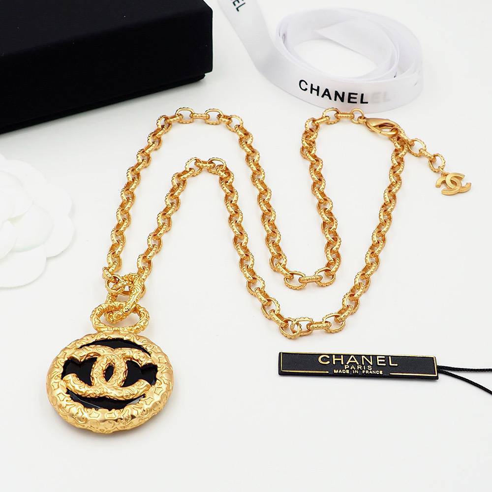 CHANEL 🐦‍🔥*
Necklace ❤️‍🔥
Earring 🦋
Master quality 💯
With normal boxes 📦 

And paper bag 🛍️
105 dhs🪙🌺

With master box 🗃️ 
120 dhs🪙🌺

Zain216
♥️♥️♥️