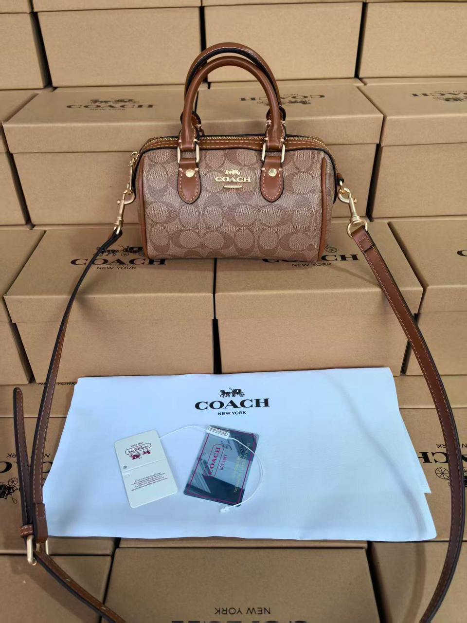 Coach

with box
🎁🎁🎁

90 dhs❤️

Zain143
♥️♥️♥️