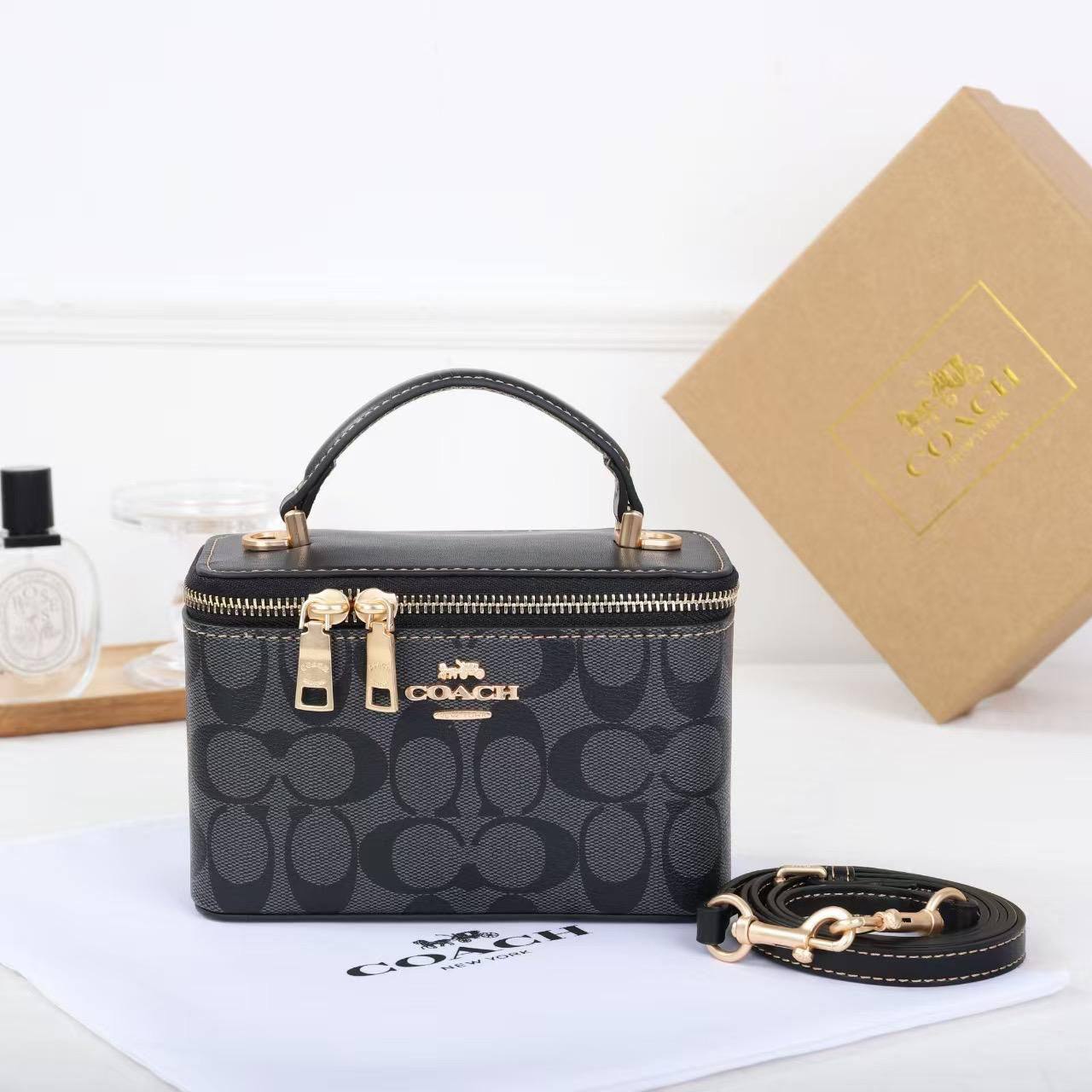 COACH 
NEW CAME GOOD QUALITY 
WITH BOX  
🎁🎁🎁

90 dhs🪙💕
SIZE: 17.5cm

Zain39
♥️♥️♥️