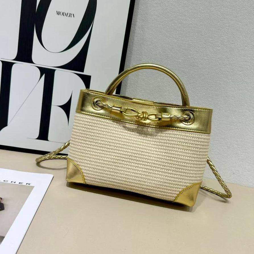 BOTTEGA VENETA 
NEW CAME GOOD QUALITY 

WITH BOX  
🎁🎁🎁

115 dhs🪙🖤
SIZE: 25cm

Zain39
♥️♥️♥️