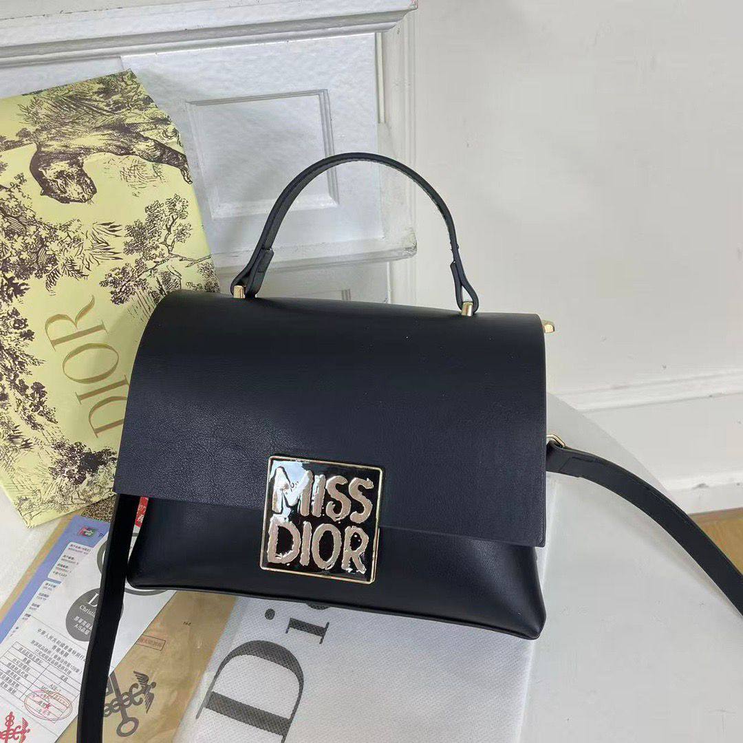 Dior

good Quality bag 

With box 
🎁🎁🎁

90 DHS✅

Zain104
Zain117
♥️♥️♥️