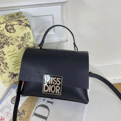 Dior

good Quality bag 

With box 
🎁🎁🎁

90 DHS✅

Zain104
Zain117
♥️♥️♥️