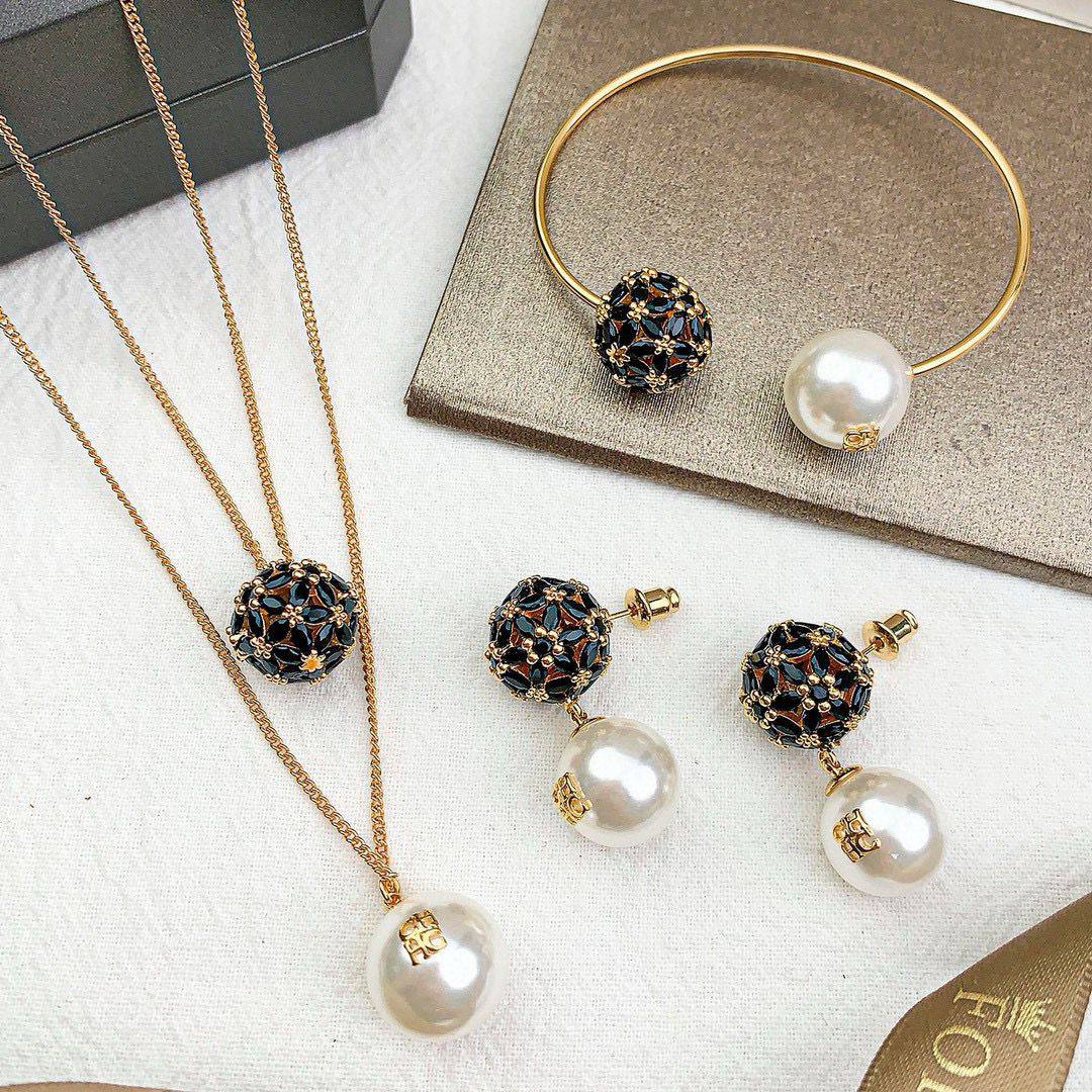CH SET 💫✨
MASTER NECKLACE
EARRING BANGLE
WITH BOX AND PAPER BAG🎁🛍️
180 DHS🇦🇪🇦🇪

Zain89
♥️♥️♥️
