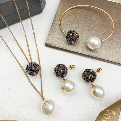 CH SET 💫✨
MASTER NECKLACE
EARRING BANGLE
WITH BOX AND PAPER BAG🎁🛍️
180 DHS🇦🇪🇦🇪

Zain89
♥️♥️♥️