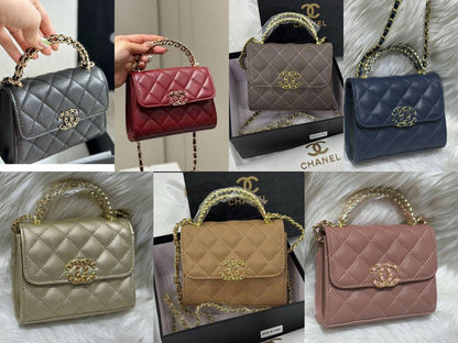 Chanel 
good quality, comes 

with box, 
🎁🎁🎁
size，16* 13 cm 
75 dhs🪙💕

Zain12
♥️♥️♥️
