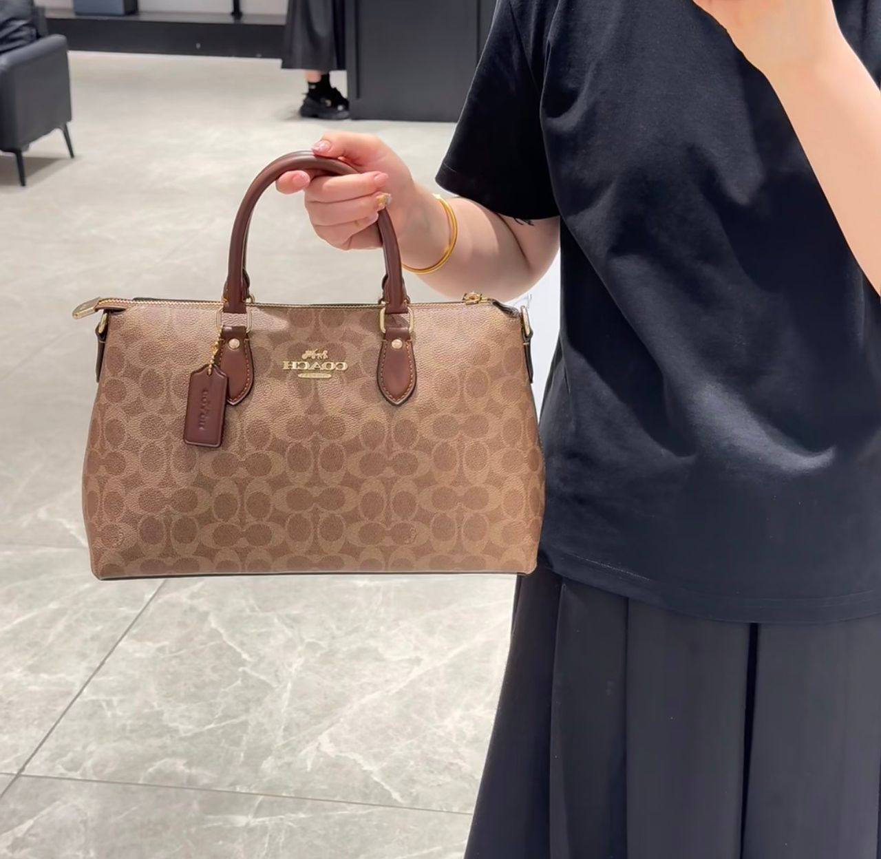 Coach
115 dhs✅
Good quality

Zain35
♥️♥️♥️