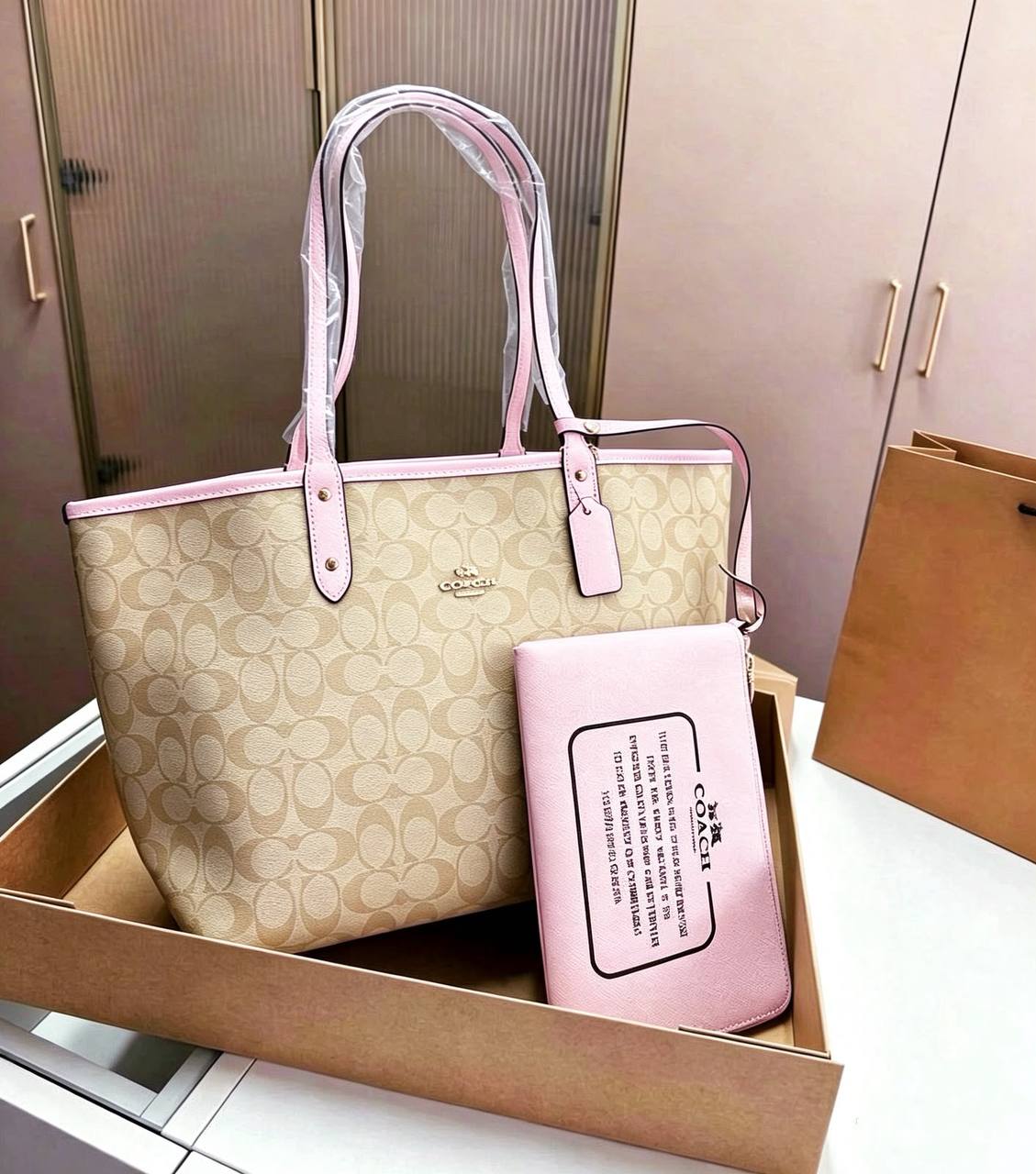 COACH 
GOOD QUALITY 
WITH BOX 
120 dhs🇦🇪🇦🇪

Zain295
♥️♥️♥️
