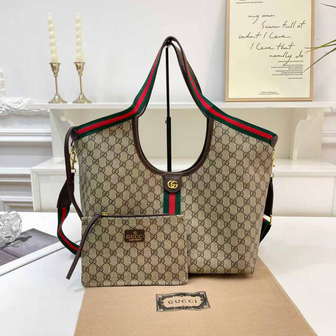 Gucci
110 dhs🪙💕
size 50×30×14cm

Zain44
♥️♥️♥️