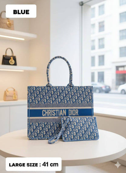 CHRISTIAN DIOR
ʙᴏᴏᴋᴛᴏᴛᴇ ᴛᴏᴛᴇʙᴀɢ
ᴡɪᴛʜ ᴢɪᴘᴘᴇʀ ᴘᴏᴜᴄʜ
ᴄᴀɴᴠᴀs ᴇᴍʙʀᴏɪᴅᴇᴅ 
sɪᴢᴇ : 41 cm

110 dhs🪙🌨️

Zain31
♥️♥️♥️