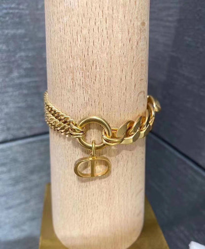 Dior ❤️‍🔥*
Bracelet 🐦‍🔥
Master quality 💯
With normal boxes 📦 
45 dhs💓
With master box 🗃️ 
55 dhs💓

Zain216
♥️♥️♥️