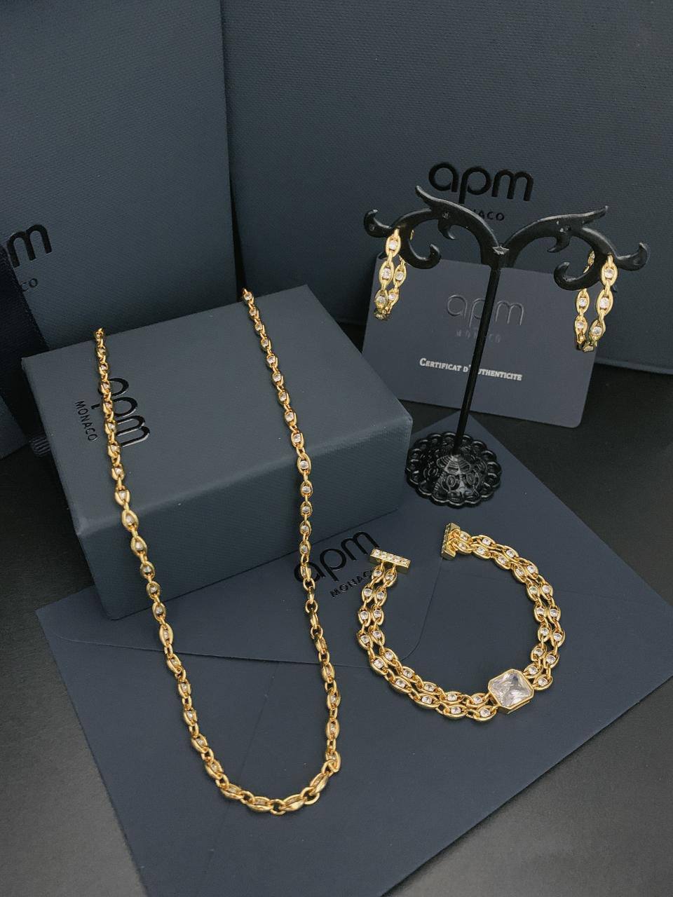 APM SET 
Master Quality✨💫✨
NECKLACE
BRACELET
EARRING
190 DHS✅
WITH BOX AND PAPER BAG🎁🛍️

Zain89
♥️♥️♥️