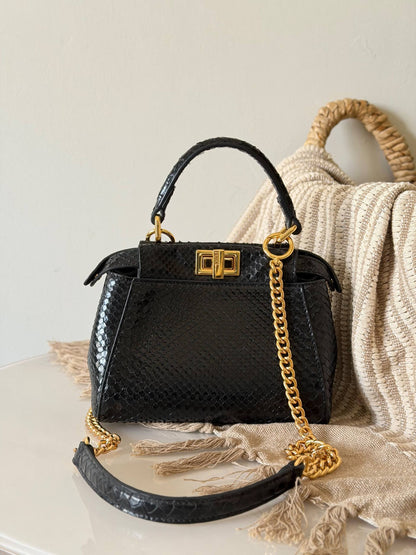 Fendi. Peekaboo 
Snake leather 
Size :23 cm

For Price 👇 WhatsApp✅
0568585901 
0507557372
0552275751 Owner Zain 👌

Zain315
♥️♥️♥️