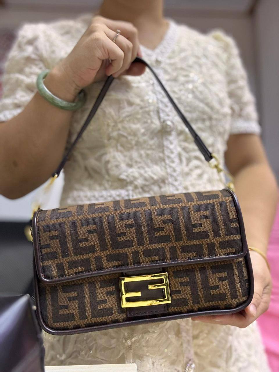 💎Fendi Baguette
1️⃣ First quality +box🎁 
Size : 26 *15 cm
95 dhs🌺
with box 🎁

Zain115
♥️♥️♥️