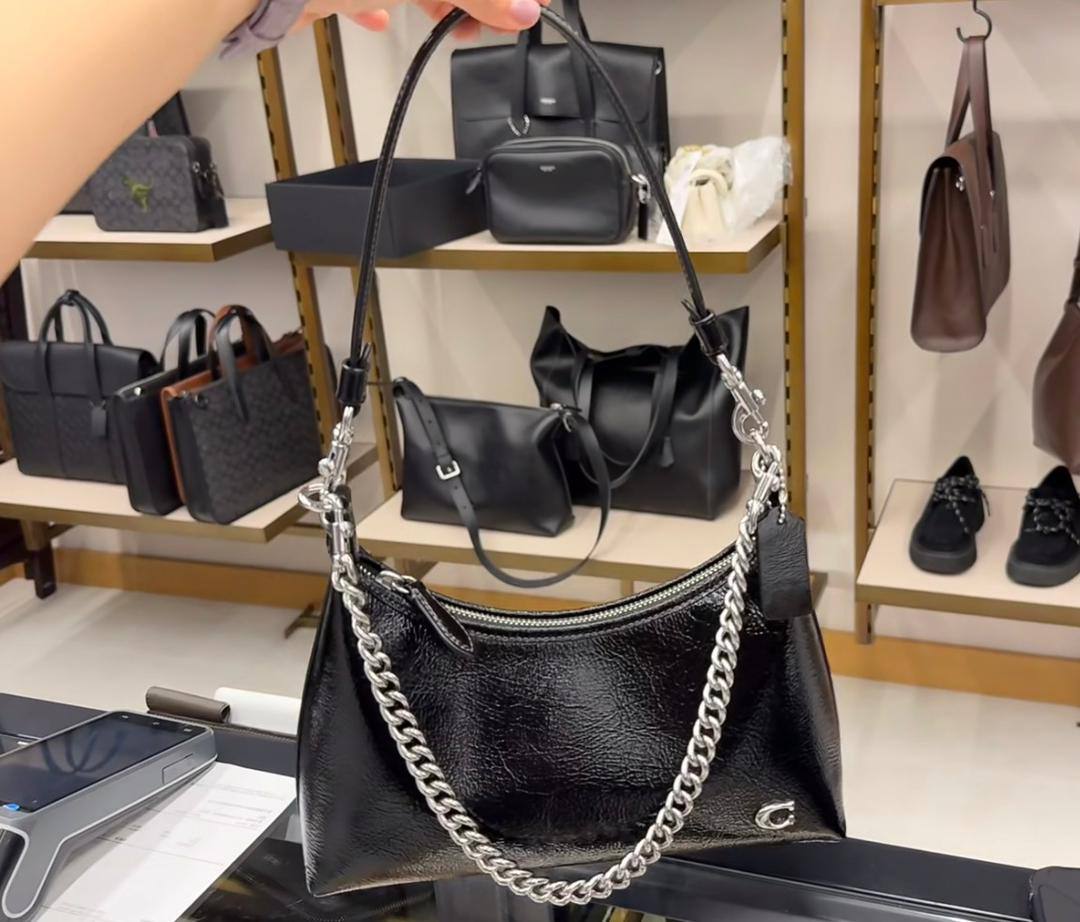Coach
95 dhs🪙🌨️

SIZE：25cm

Good quality 

with box
🎁🎁🎁

Zain35
♥️♥️♥️