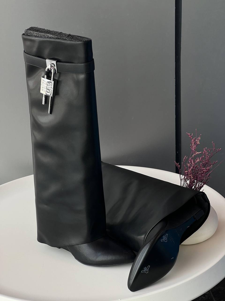 Gevenchy boot long🌹
36_41
Super high quality* 
700 dhs🪙🖤
750 dhs🪙🖤
Zain176
♥️♥️♥️