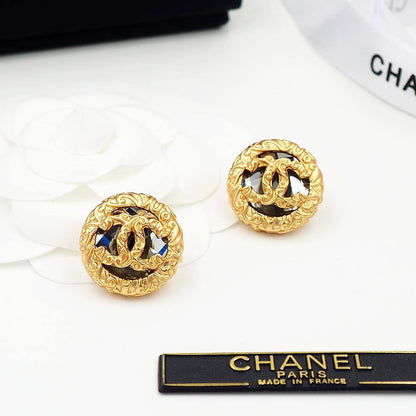 CHANEL 🐦‍🔥*
Necklace ❤️‍🔥
Earring 🦋
Master quality 💯
With normal boxes 📦 

And paper bag 🛍️
105 dhs🪙🌺

With master box 🗃️ 
120 dhs🪙🌺

Zain216
♥️♥️♥️