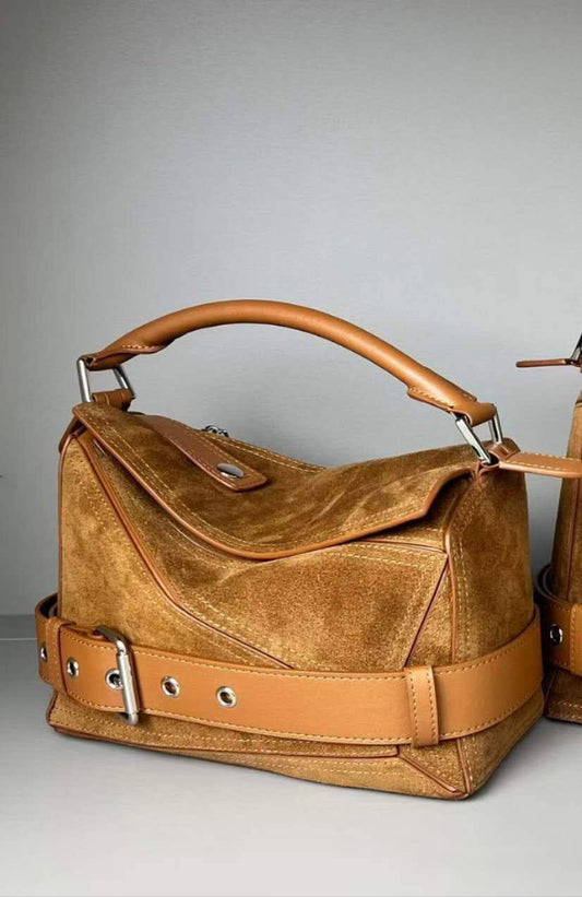 Loewe Master
350 dhs🪙🌺
26 CM

Zain10
♥️♥️♥️