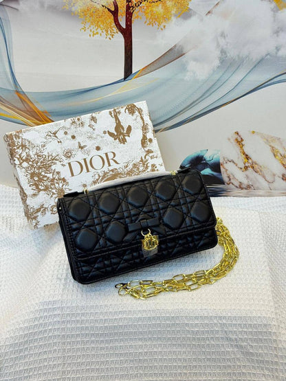 DIOR 😇
BEST QUALITY WITH BOXS 
120 dhs✅
SIZE 21 CM

Zain290
♥️♥️♥️