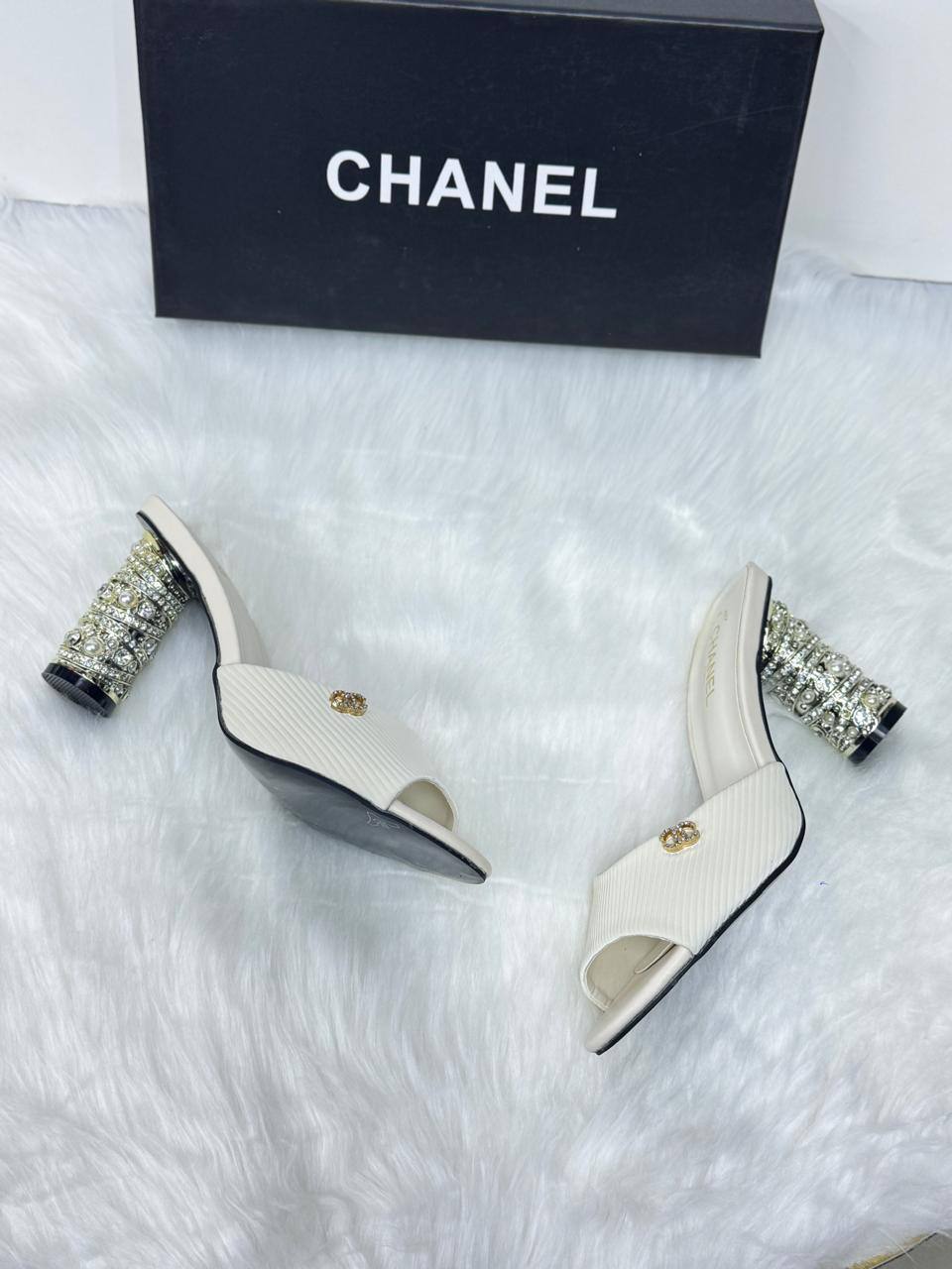 Chanel

Size 36 to 41
115 dhs🪙💚

Zain21
♥️♥️♥️