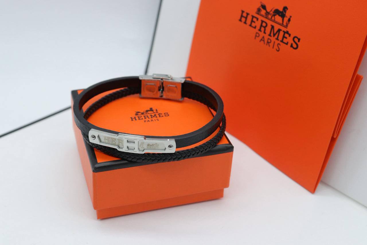 Bracelet 
55 dhs💓
+Box and paper bag🎁

Zain33
♥️♥️♥️