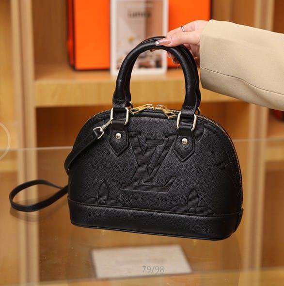 LV
Alma 
Good Quality 
With Box 
🎁🎁🎁

90 dhs✅

Zain250
♥️♥️♥️