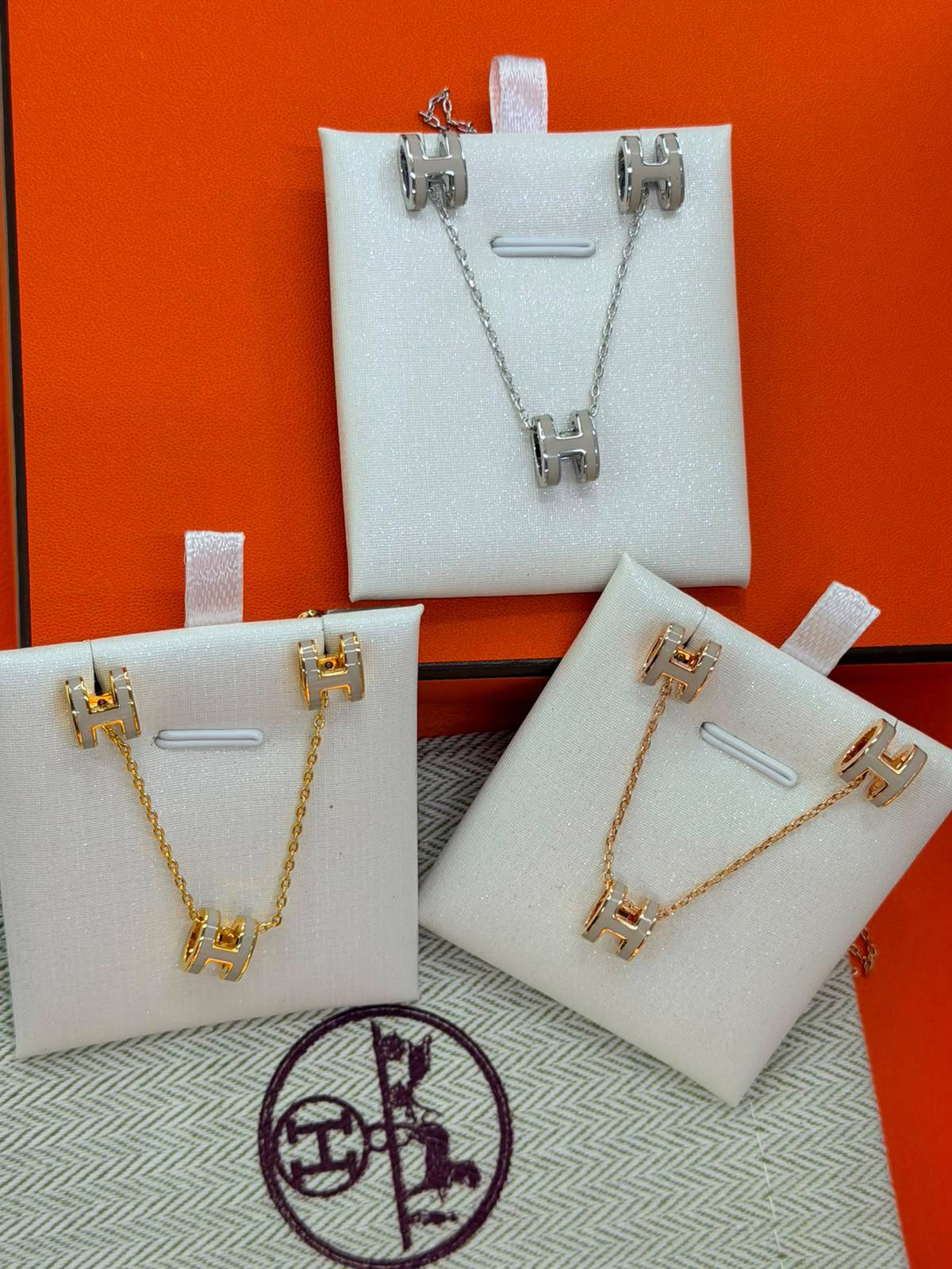 Hermes Set 💕
 Necklace Earrings

Master quality 

105 dhs🇦🇪🇦🇪 normal box 📦
120 dhs🇦🇪🇦🇪 master box 🎁

Zain48
♥️♥️♥️