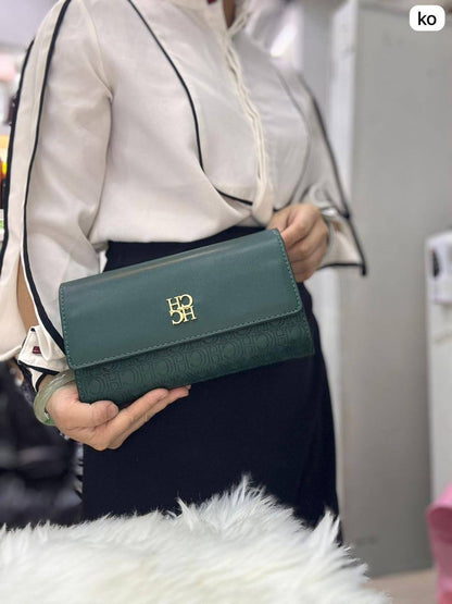 CHCH Clutch   
size : 23 * 14 cm
80 dhs🪙💕

with box 🎁

Zain115
♥️♥️♥️