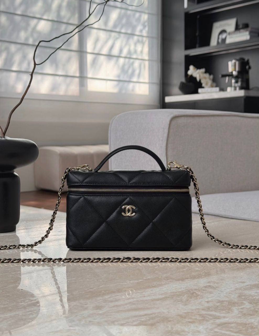 Chanel
100 dhs✅
Size：19cm
Good-quality with box

Zain35
♥️♥️♥️
