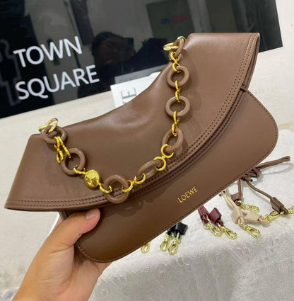 LOEWE 

COPY ONE NEW CAME 
WITH BOX 
🎁🎁🎁

155 dhs🪙🖤

Zain39
♥️♥️♥️