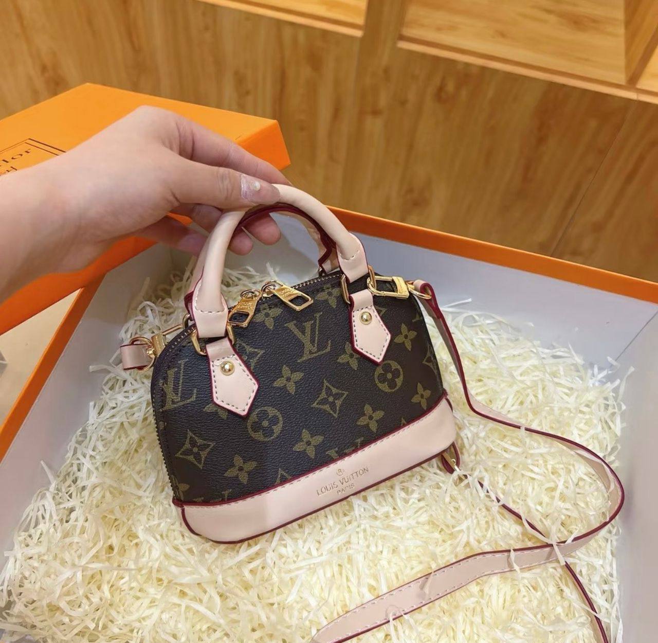 LV
100 dhs💓
SIZE：25cm
High-quality in box🎁

Zain35
♥️♥️♥️