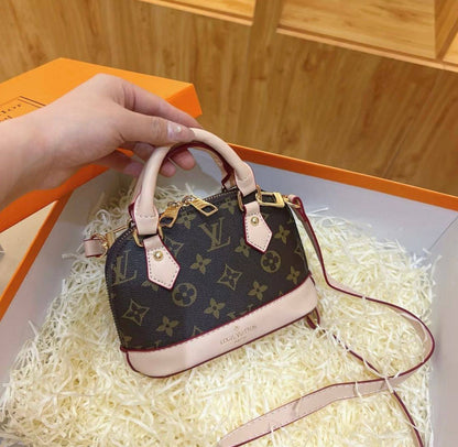 LV
100 dhs💓
SIZE：25cm
High-quality in box🎁

Zain35
♥️♥️♥️