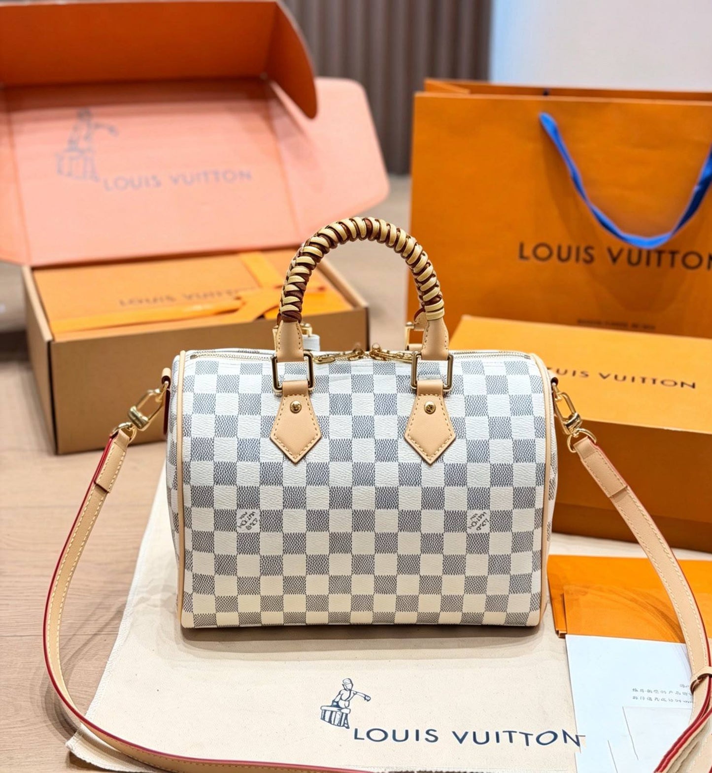 LV
SPEEDY NEW DESIGN 
MASTER QUALITY 
WITH BOX
250 dhs✅
25CM

Zain295
♥️♥️♥️